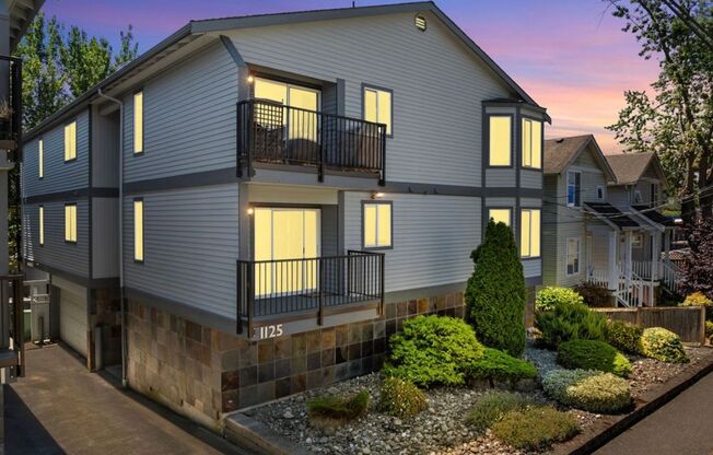 Top Floor 2-Bed Condo with Garage Parking