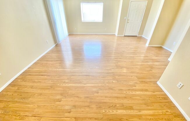 STUNNING SINGLE-FAMILY HOME 4 BEDROOM / 2 FULL BATHROOM, 2 CAR GARAGE