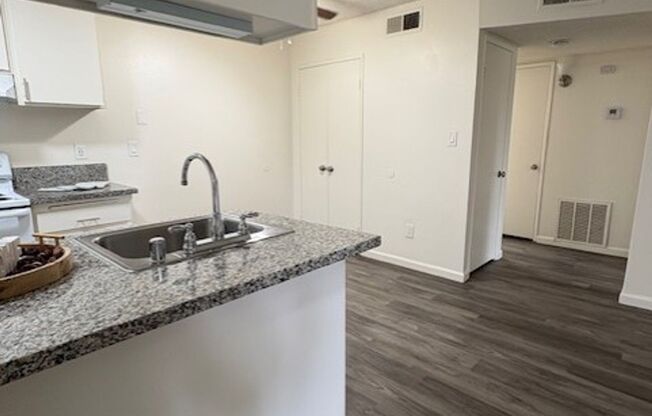 1 bed, 1 bath, 650 sqft, $1,320, Unit 12