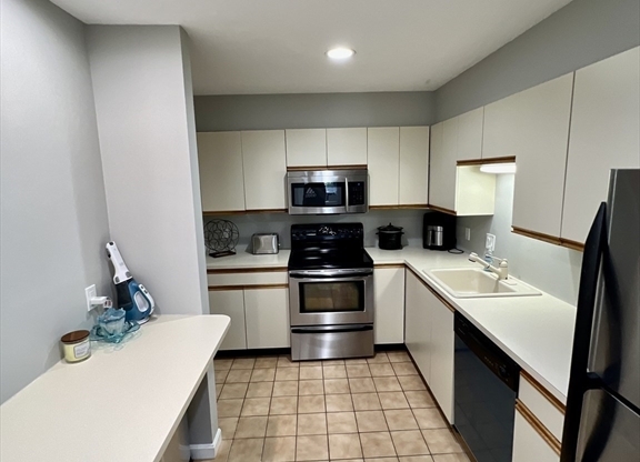 1 bed, 1.5 baths, 1,093 sqft, $3,950, Unit 105