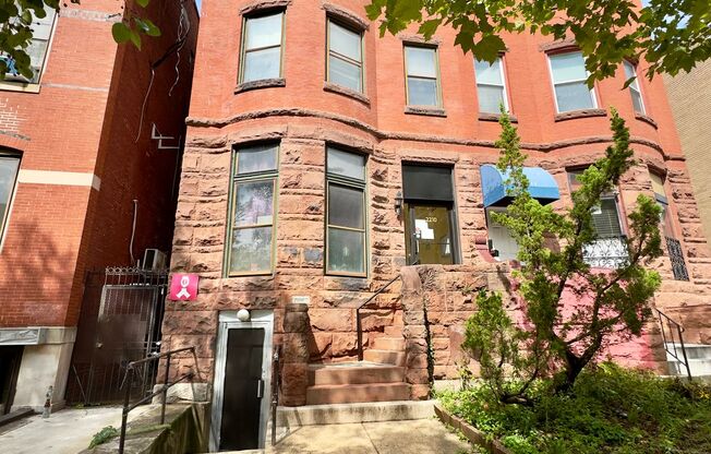 Charming 3BD/1BA Apartment Unit with Assigned Parking in Old Goucher, Baltimore, MD!