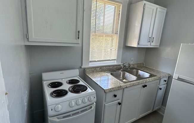 1 bed, 1 bath, 600 sqft, $850, Unit 140 E 5th St Unit 2