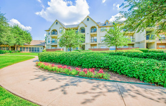 Lush landscaping at Tuscany Square Apartments in North Dallas, TX. Now leasing studios, 1 and 2 bedroom apartments.