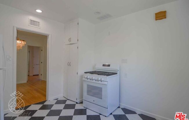 2260 FOX HLS DR