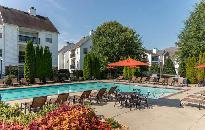 Swift Creek Commons Apartments - Poolside sundeck