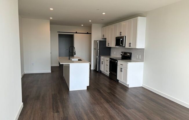 2 beds, 2 baths, 958 sqft, $2,325, Unit 810