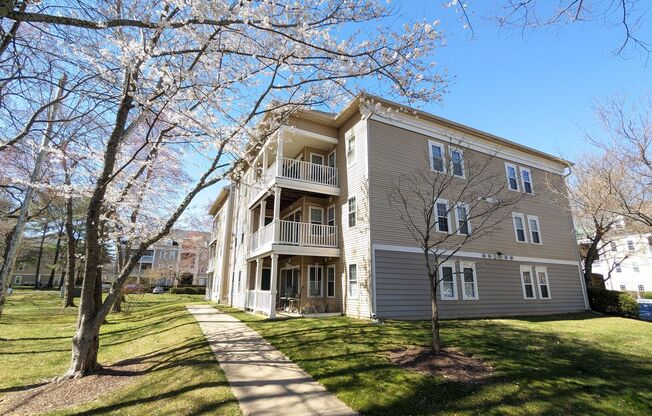 Beautifully maintained ground level condo in Germantown ready by mid April!