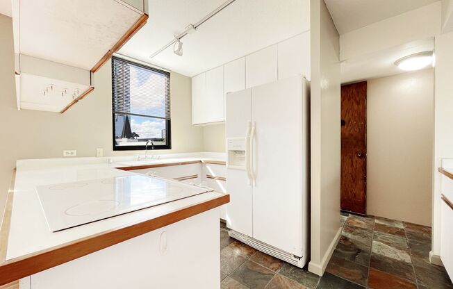Downtown Living at Royal Queen Emma! 2 PARKING!!