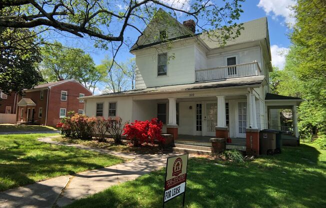 Great 2nd floor apt next to Greensboro College and convenient to downtown!