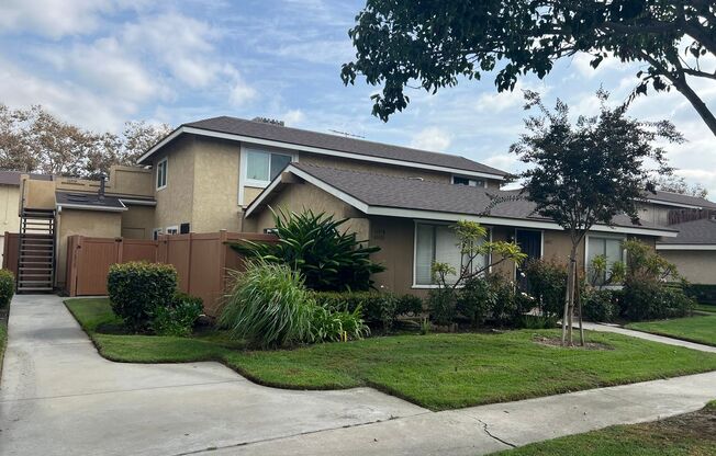 $500 OFF FIRST MONTH'S RENT! Cerritos Villas: Upper 3 Bedroom 1 Bath Condo