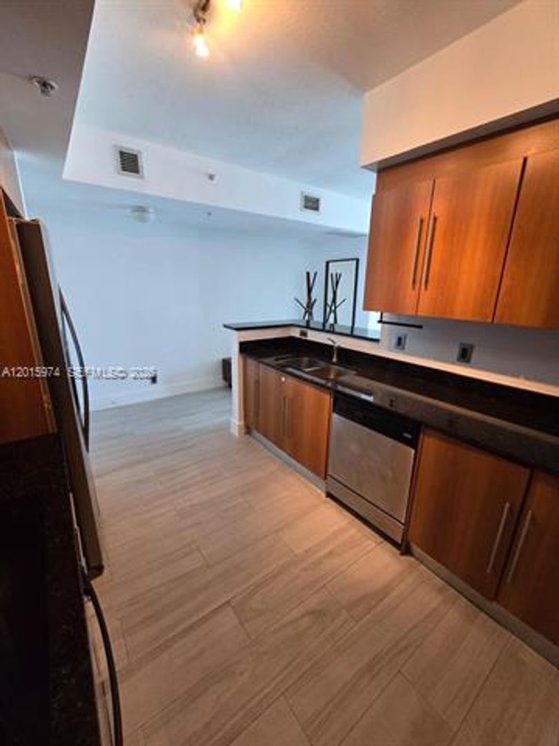 2 beds, 2 baths, 1,227 sqft, $4,400, Unit 325 S Biscayne Blvd # 3719