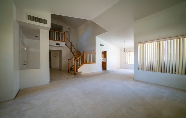Big Pool Home/Huge Lot/3 car garage/Pets Welcome