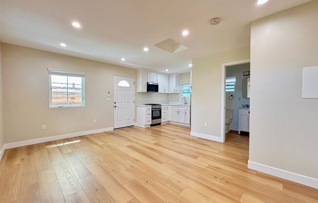 Private, Cozy, Backhouse Studio Located In Reseda!