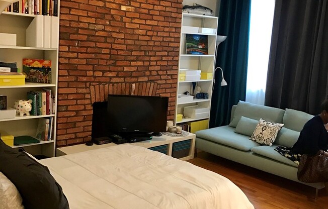 Studio, 1 bath, 400 sqft, $1,099, Unit 17E