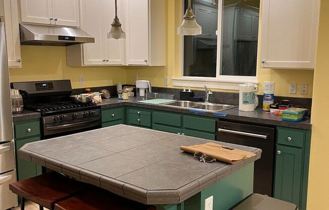 Stunning End-Unit Townhouse 3 bed, 2.5 bath, LVP floors, Peaceful **NIKE