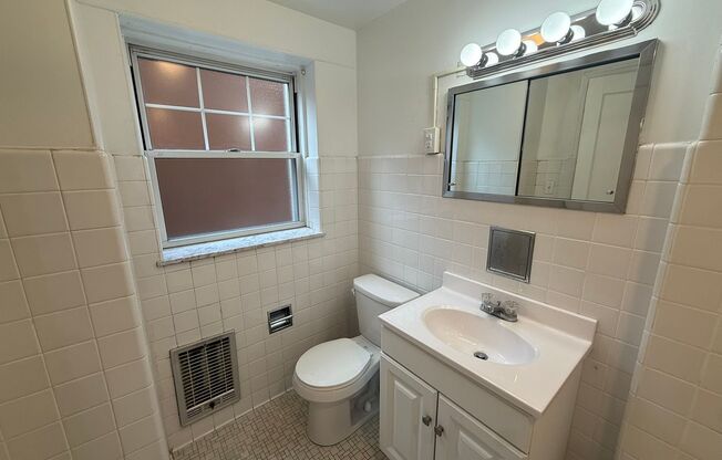 Studio, 1 bath, 295 sqft, $1,250, Unit Old King Edward 171