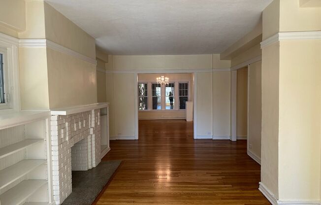 2 beds, 1 bath, 1,247 sqft, $2,000, Unit Old King Edward 18