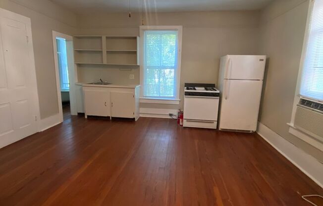 Studio, 1 bath, 500 sqft, $1,075, Unit 8