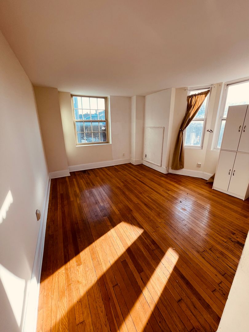 ONE BEDROOM RITTENHOUSE APARTMENT