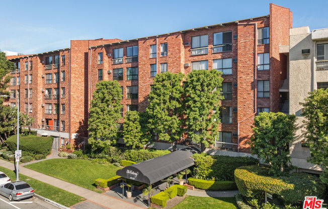 2 beds, 2 baths, 950 sqft, $3,900, Unit 557