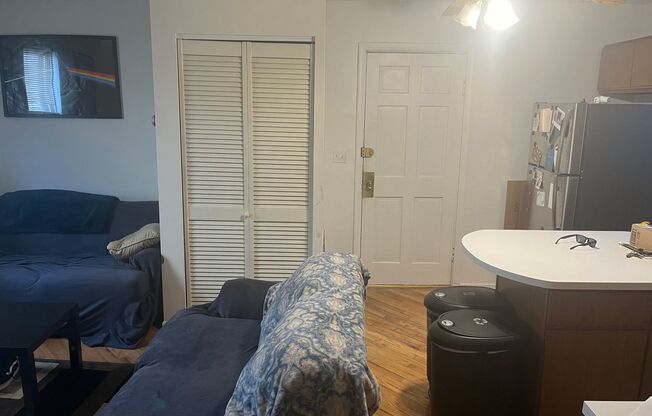 One bed, duplex in Lakeview, Pet friendly!!