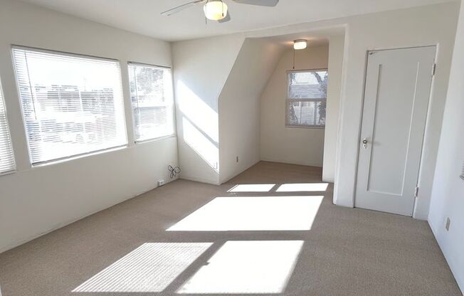 LIGHT AND BRIGHT STUDIO ON MISSION BLVD W/ PARKING! MISSION BEACH - $1,895/mo!