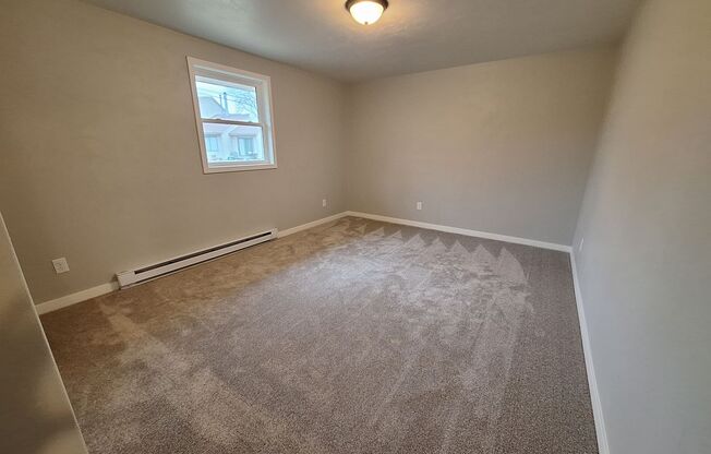 2 beds, 1 bath, $1,395, Unit 692 S. Olson Ave.