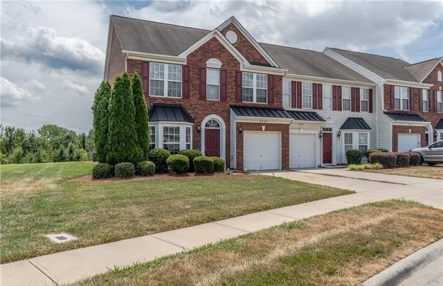 Beautiful, Move in ready,  3 Bedroom 2.5 Bath Townhome in Holly Park!