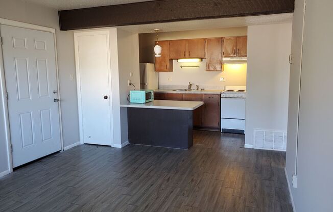 1 bed, 1 bath, $525, Unit Apt 10 - upstairs