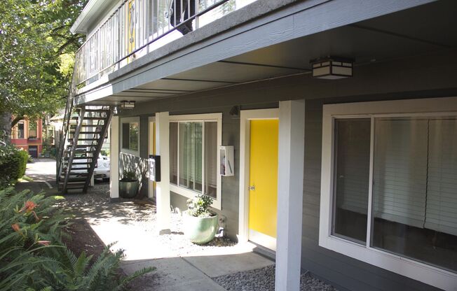 Super cute top level 1 bed w/ washer/dryer in unit and free off street parking!