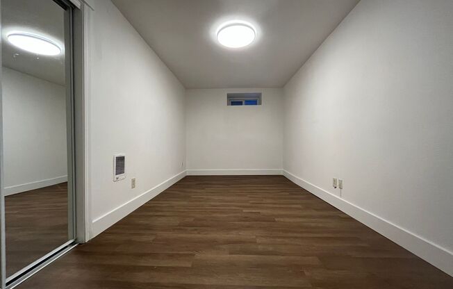 2 beds, 1 bath, 1,049 sqft, $1,170, Unit 5