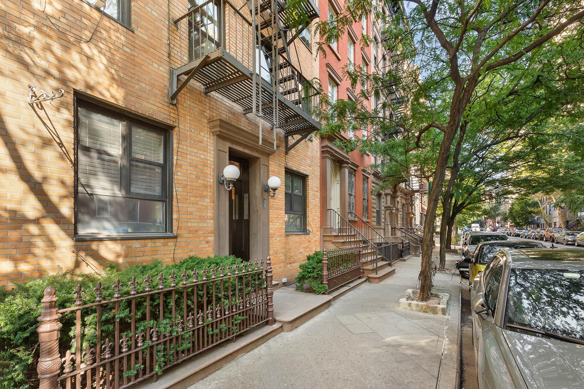 225 W 15 ST