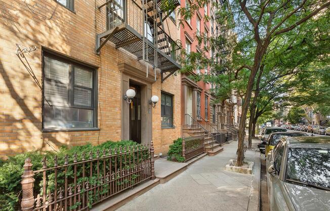 225 W 15 ST