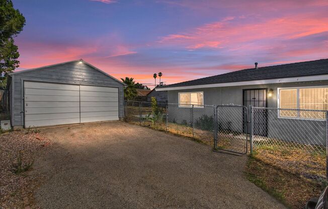2 bedroom Duplex with Huge yard!