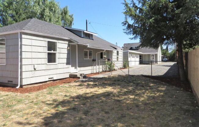 2 bed/1 bath Duplex with private fenced yard right by Springfield High - available May 10, 2024