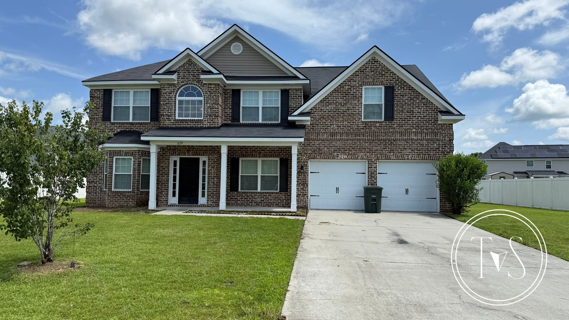 SPRING MOVE-IN SPECIAL: $300 OFF 1ST MONTH'S RENT!**