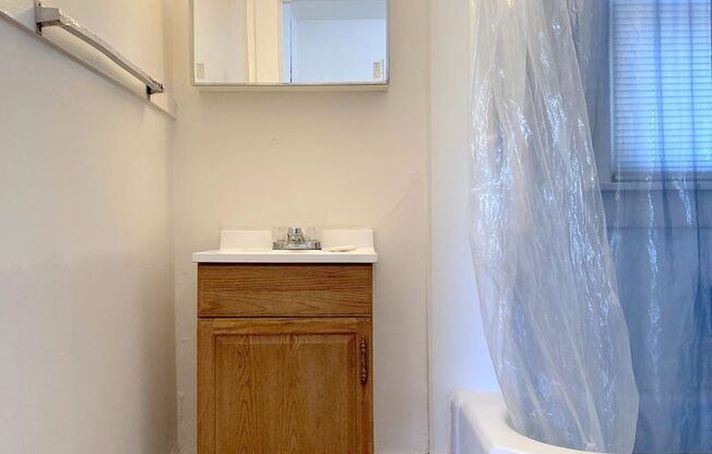 1 bed, 1 bath, $500, Unit 128 E 5th