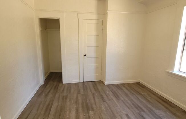 1 bedroom Close to Downtown Available Now!