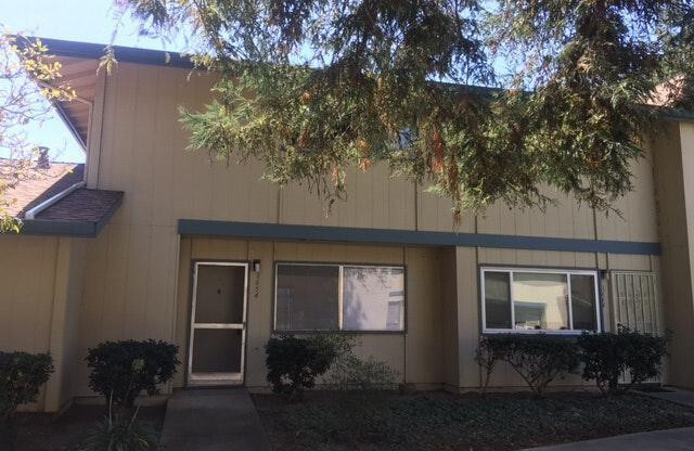 Cozy & Centrally Located 3 Bedroom Townhouse in Fremont!