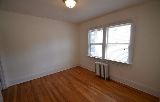 Great Cap Hill Condo- Location close to shopping and dining!