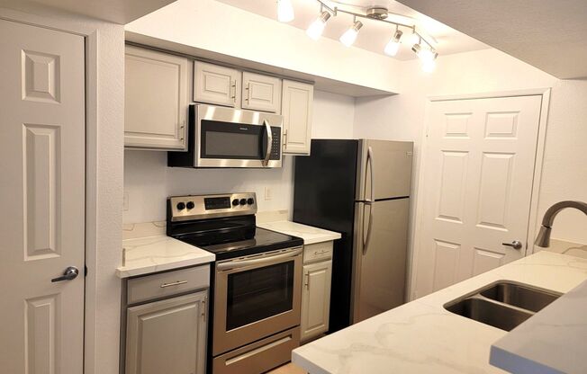 NICE 1 BED 1 BATH GROUND FLOOR CONDO READY TO GO!