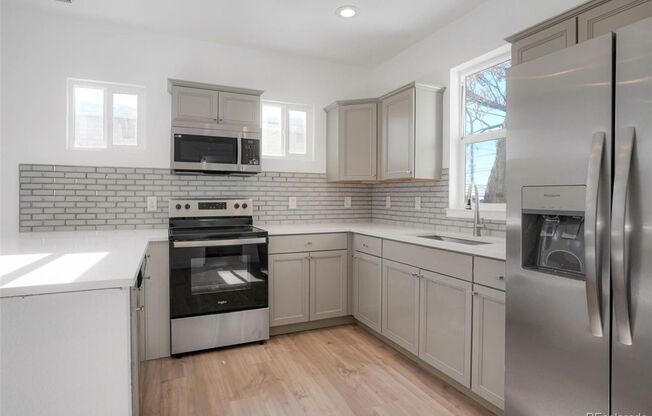 Spacious 2 Bed 2.5 Bath in the heart of Baker!