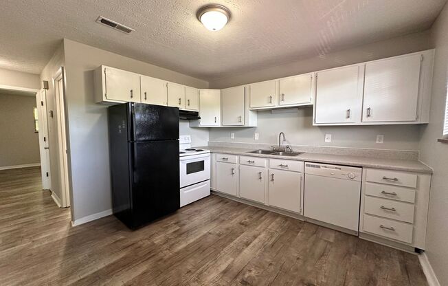 2 beds, 1 bath, 850 sqft, $1,198, Unit Sharp Lane-16