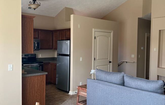 2 beds, 1 bath, 1,100 sqft, $1,595, Unit 615 - Unit 201 Duplex B1100