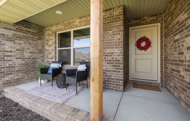 Beautiful 4 Bedroom Rental in Nixa with a fully fenced in yard!