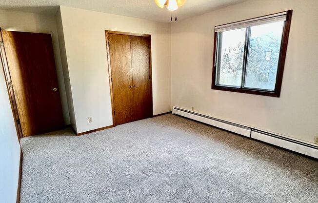 2 beds, 1 bath, $900