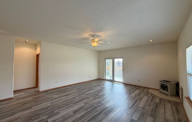 Roomy 3 Bedroom 2 Bathroom Home In Quintessence!