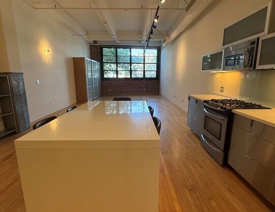 1 bed, 1 bath, 980 sqft, $3,400, Unit 114