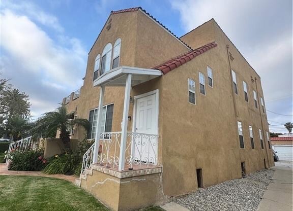 1046 S CITRUS AVE