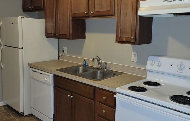 2 beds, 1 bath, 830 sqft, $1,090, Unit 75